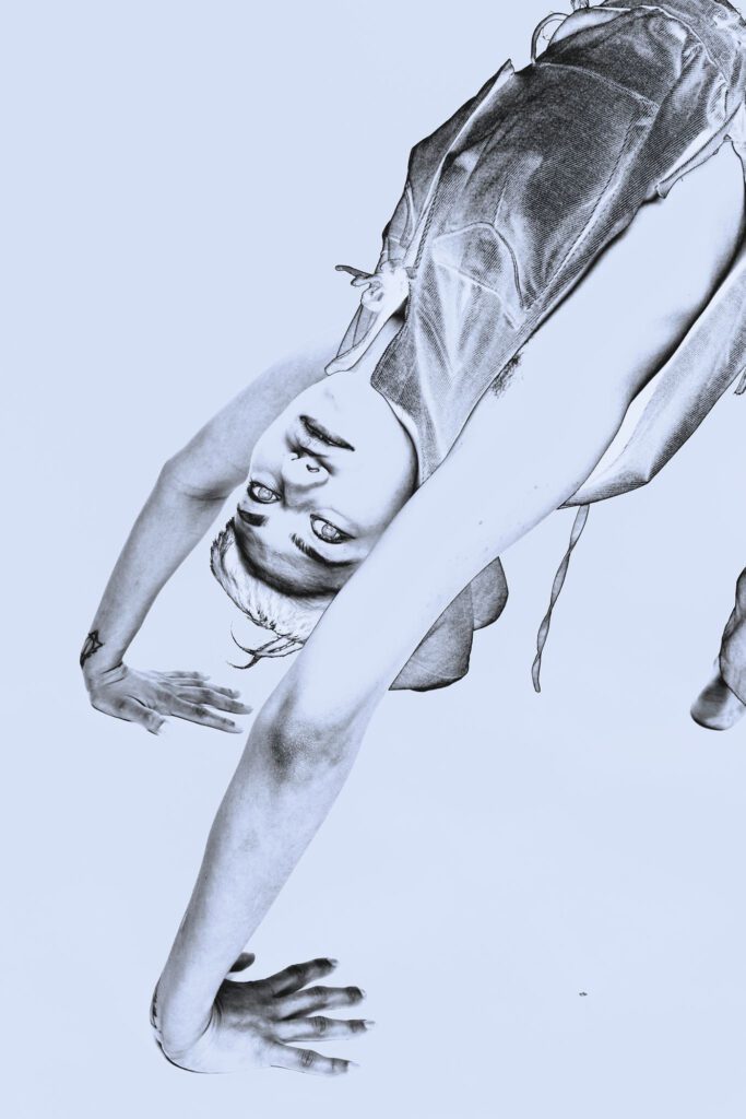 Eine Person kopfüber mit den Händen auf dem Boden