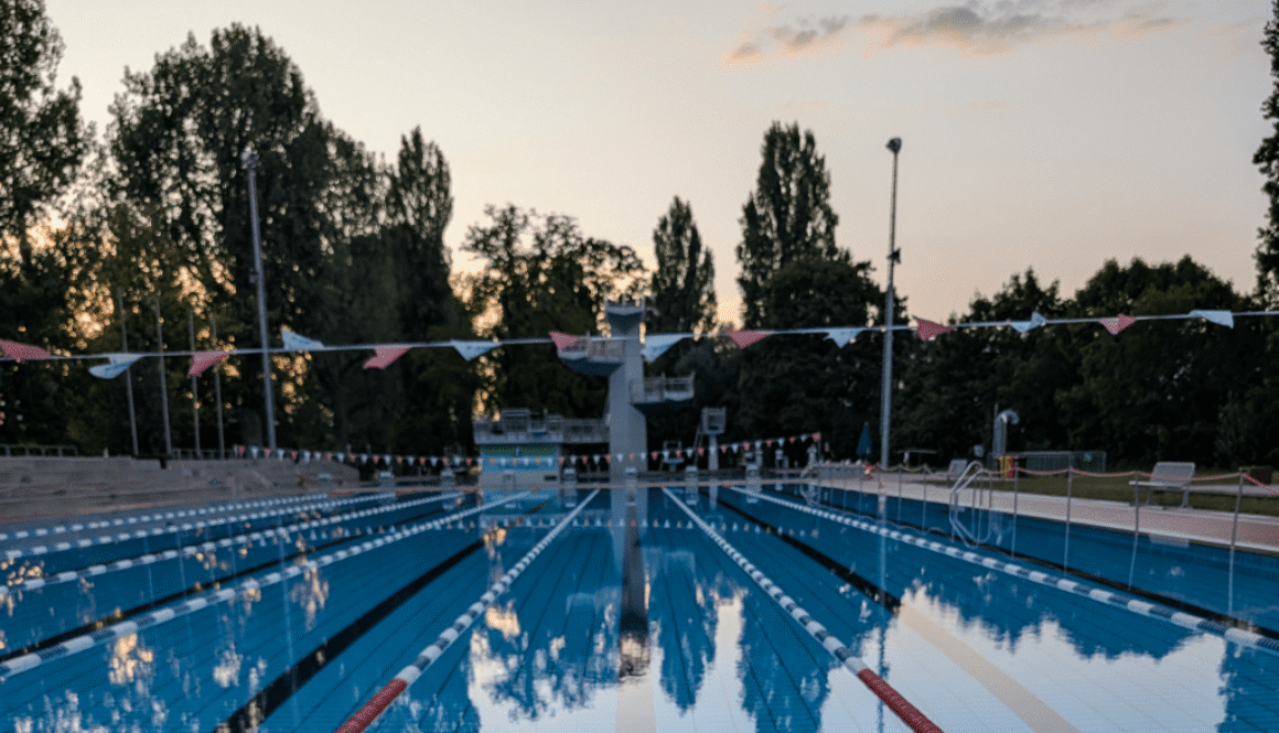 Wasserbecken im Freibad im Abendlicht
