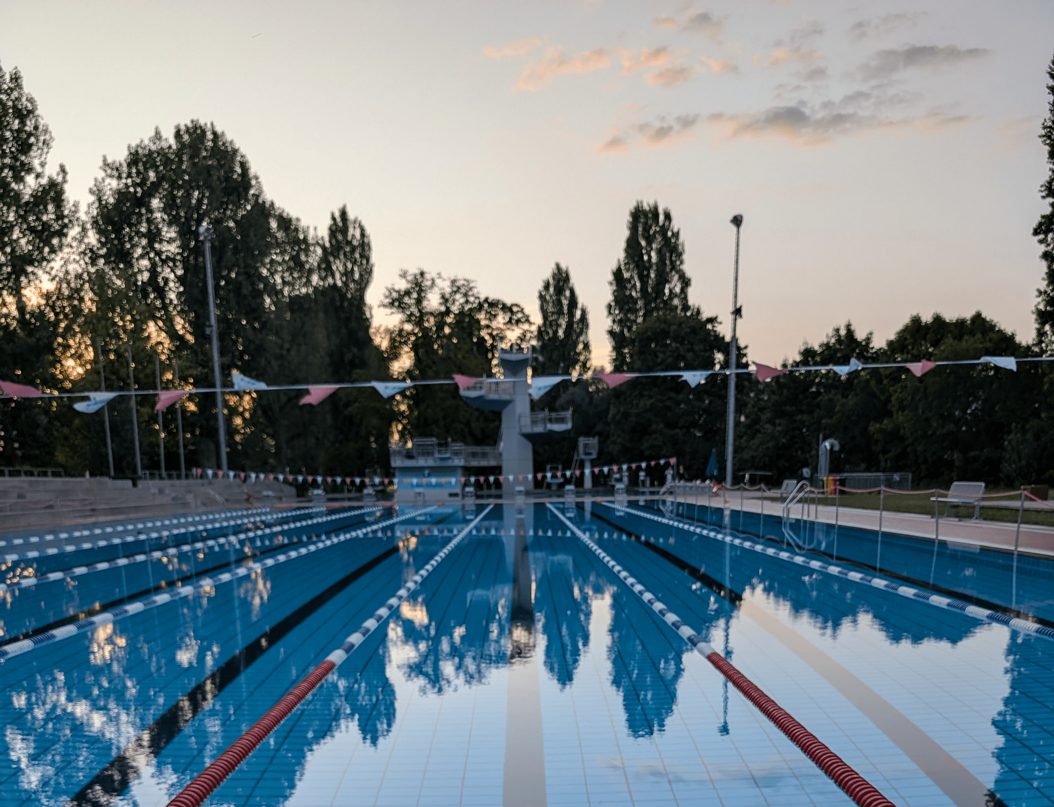 Wasserbecken im Freibad im Abendlicht