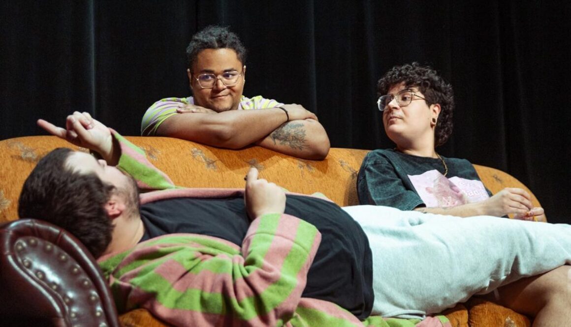 3 Personen auf einem Sofa im Gespräch.