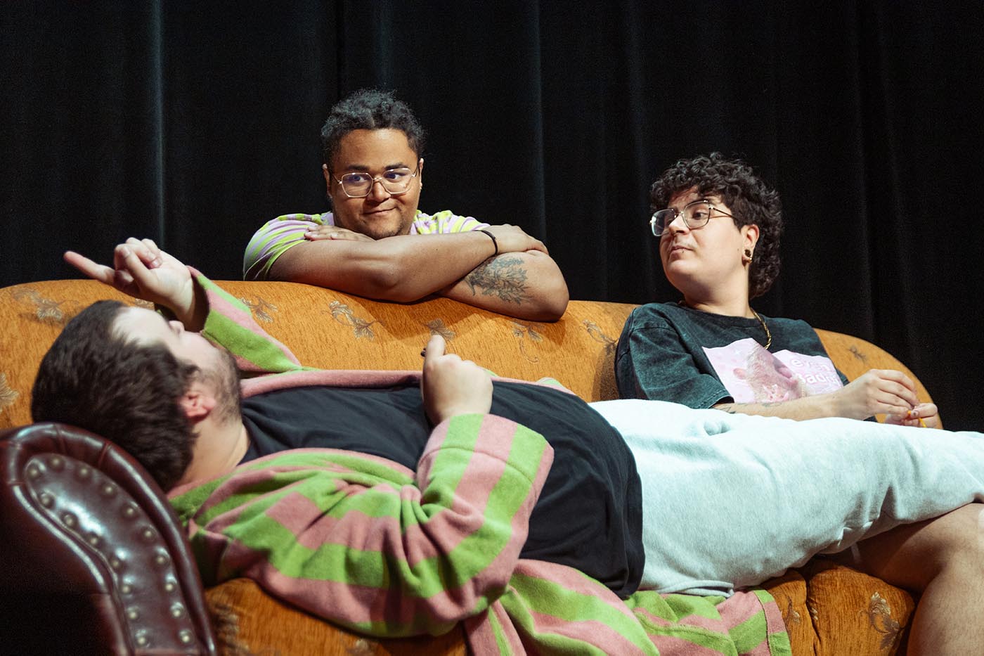01_Strassentauben-Kollektiv_Fat-Fucks_c_Nathan-Rubbe_WEB 3 Personen auf einem Sofa im Gespräch.